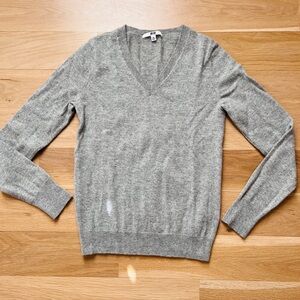 Uniqlo 100% cashmere Heather Gray V-Neck Sweater